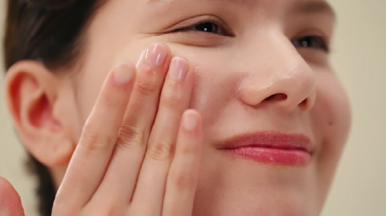 女性がVCリッチセラムを頬に丁寧に塗布しているクローズアップ写真